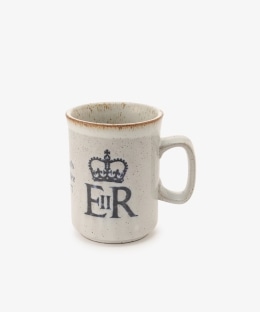 英国ロイヤルファミリー 1977年 エリザベス女王 即位25周年記念マグカップ/ダヌーン