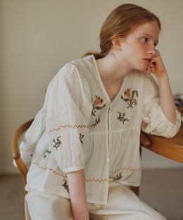 刺繍Vネックブラウス/MAISON SAJOU