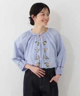 リボン付き刺繍ギャザーブラウス/MAISON SAJOU