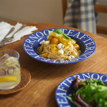 料理を鮮やかにみせてくれる、ブルーの食器