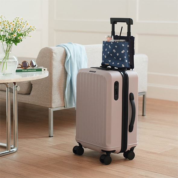 バッグメーカーエース株式会社と共同開発した多機能スーツケース